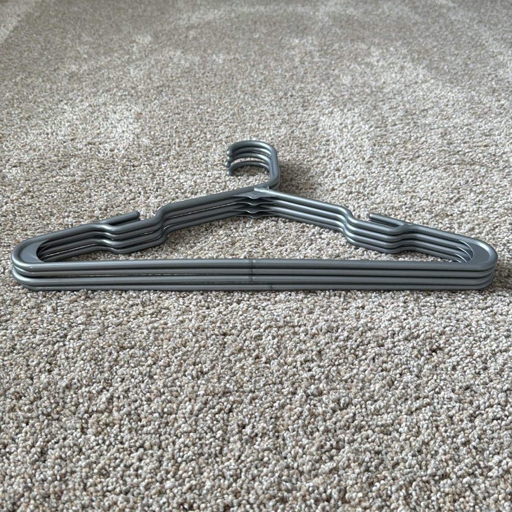 Mainstays Plastic Clothing Hangers (22) - Picture 10 of 10